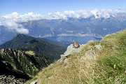 44 Stambecca sul roccione panoramico con vista sul lago